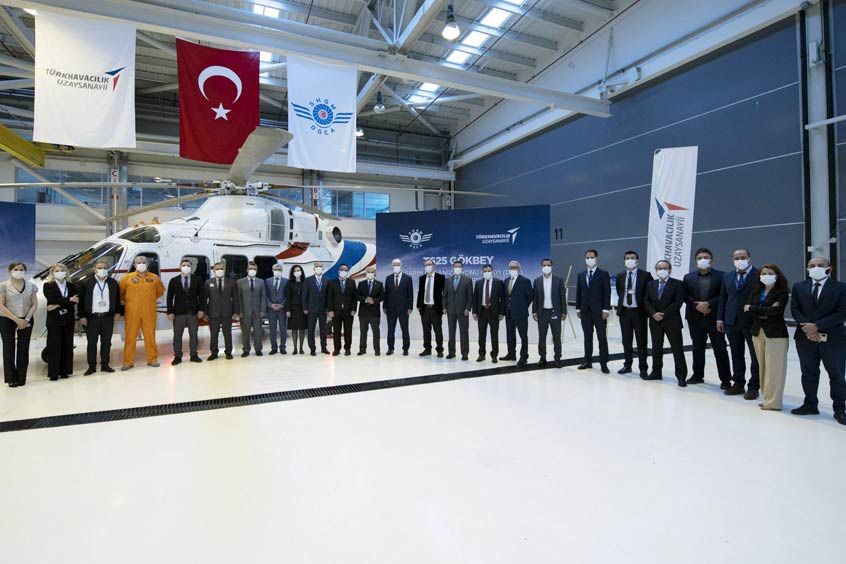 General Director of Civil Aviation Prof. Dr. Kemal Yüksek presented the certificate of approval to Prof. Dr. Temel Kotil, General Manager of TAI. (Photo: TAI)