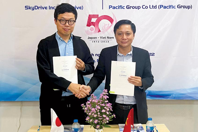 SkyDrive CEO Tomohiro Fukuzawa and Pacific Group executive president and founder Le Ngoc Anh Minh seal the deal.