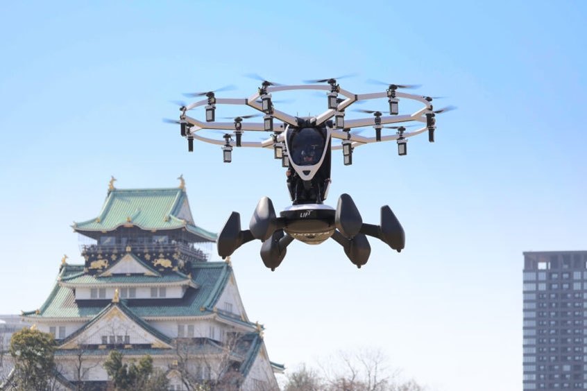 With Osaka Castle as the backdrop, Alpha Flights were included in the demonstrations.