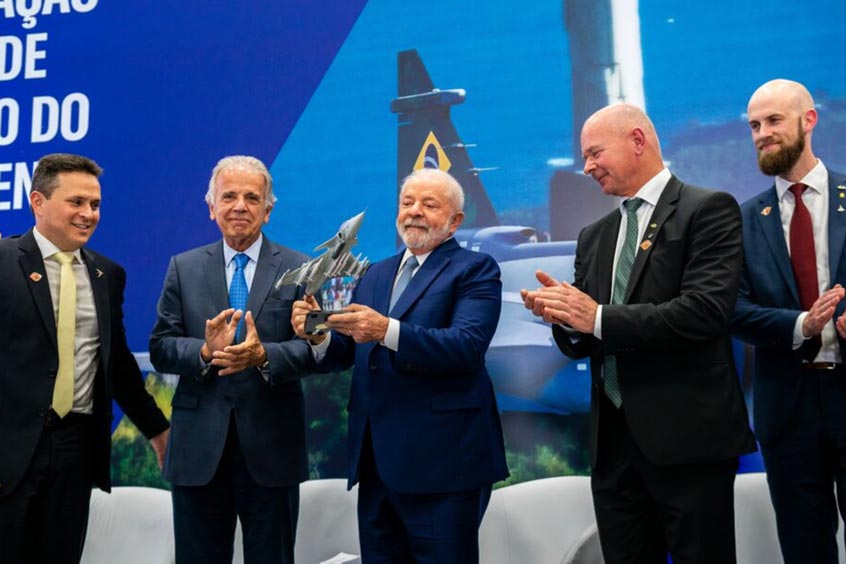 João Bosco da Costa Junior, President and CEO, Embraer Defense & Security; José Mucio Monteiro Filho, Minister of Defense; Luiz  Lula da Silva, President of Brazil; Micael Johansson, President and CEO of Saab; and Carl-Oskar Bohlin,Swedish Minister of Civil Defence.