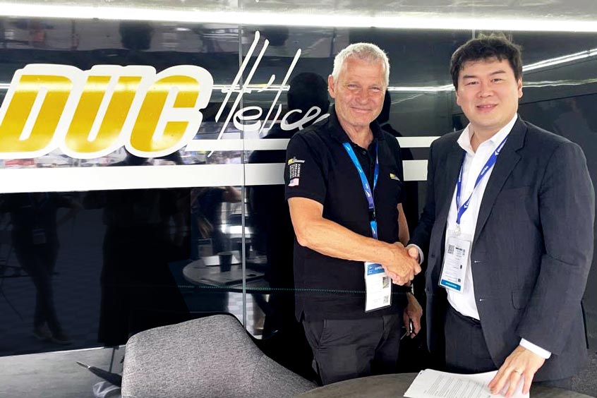 Plana CEO Braden J. Kim (right) and DUC Hélices Propellers CEO Duqueine Vincent formally marked their collaboration partnership in a signing ceremony at the Paris Air Show.
