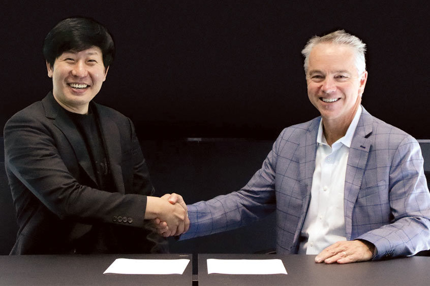 Plana CSO Minyoung Ahn met with OneSky CEO Robert Hammert to sign the MoU.