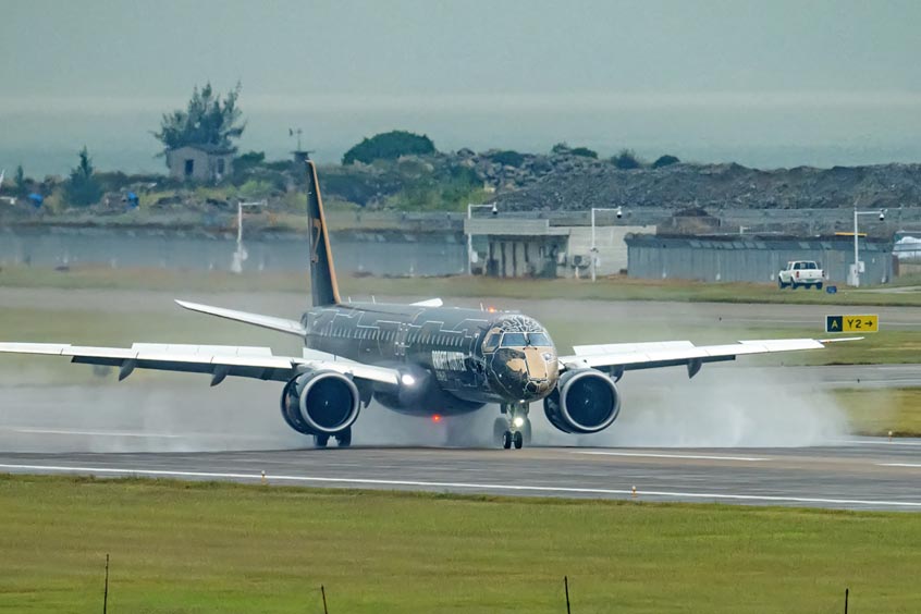 Embraer's Tech Lion E195-E2 landing at Zhuhai Airport.