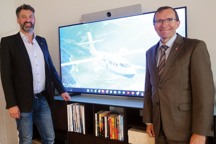 Elfly founder and CEO Eric Lithun with Espen Barth Eide, Norway's minister of climate and environment.