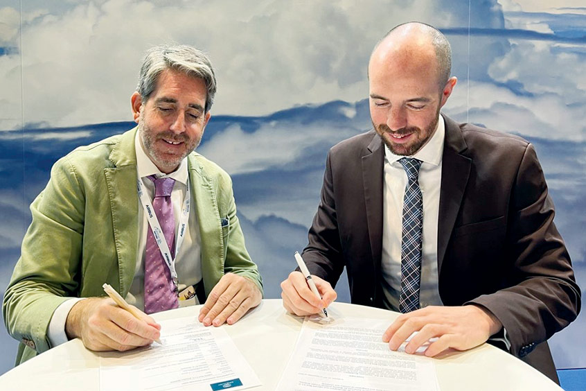 José Ignacio Rodríguez Modroño, managing director of Bluenest by Globalvia, puts pen to paper with Crisalion Mobility COO Óscar Lara Rapp.