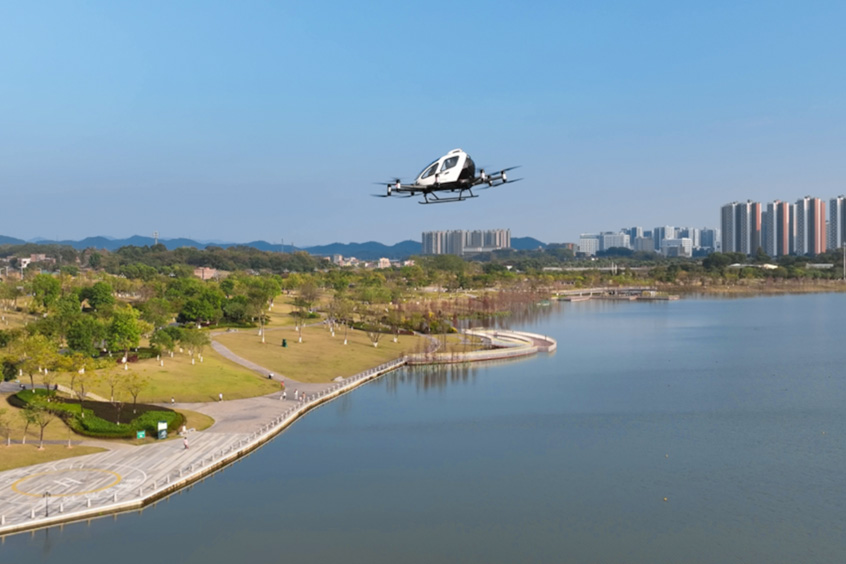 The EH216-S conducts a flight demo at the Jiulong Lake Park, Huangpu District, Guangzhou.