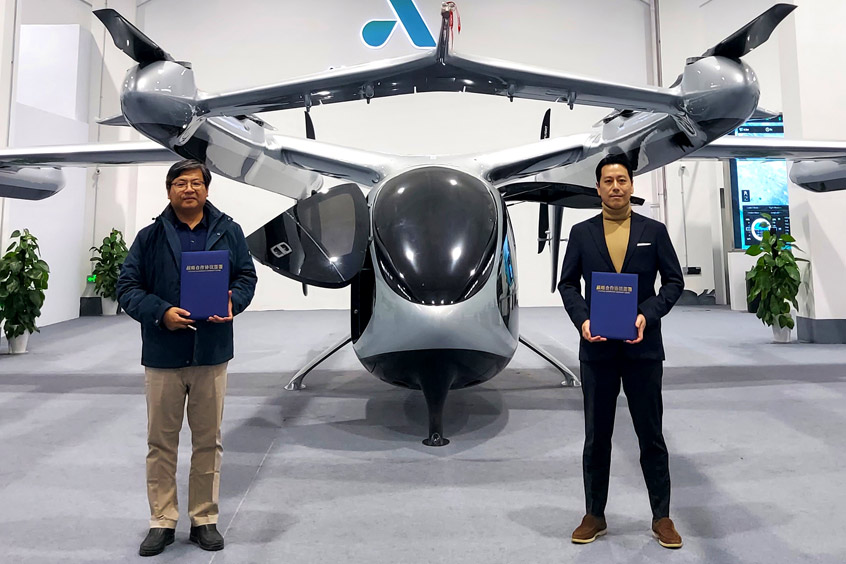 Autoflight vice president Kellan Jai with Vonaer CEO Shin Min after signing the MOU at the Autoflight demonstration in Shenzhen, China.