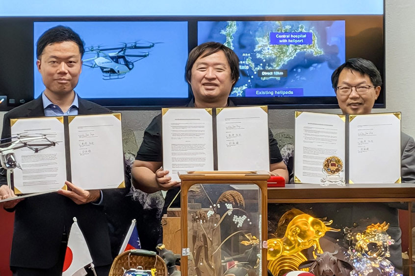 The signing ceremony was held in Taipei city area. Tomohiro Fukazawa, SkyDrive CEO, Hsin-Sheng Hsu, CEO of 7A Drones and Weng Yang Peng, deputy general director of mechanical and mechatronics systems research labs of ITRI.