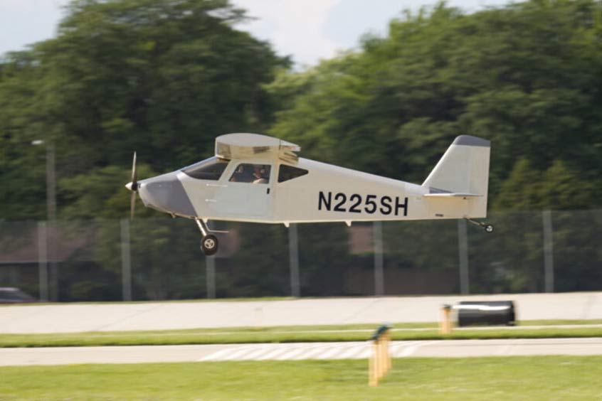 The Sonex Highwing prototype leaves the ground on its first flight.