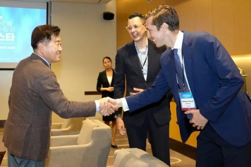 The signing ceremony was attended by Jeju Governor Oh Young-hoon and Addison Ferrell, director of infrastructure at Skyports.