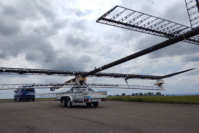 HAP-alpha on the launch trolley: After the aircraft was rolled out of the hangar, it was mounted on its launch trolley and attached to a tow vehicle for the first time. When stationary, the wing must be supported by the trolley's 'outriggers' – as there is no aerodynamic lift to relieve the load on the aircraft's ultra-light structure.