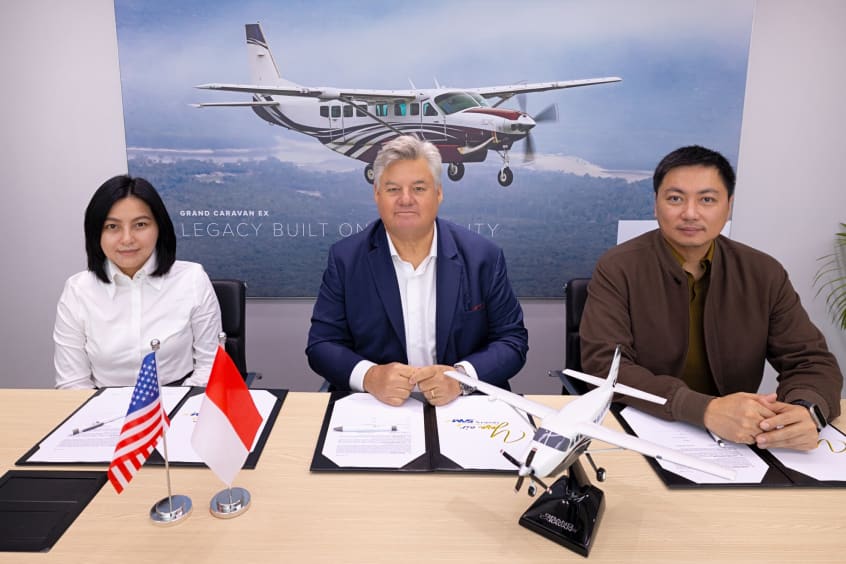 President director SAM Air Yenna Yunaina, Textron VP sales Tony Jones and SAM Air director Jo Andri Mulyono.