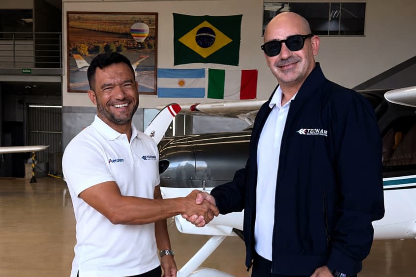 Alexandre Silva de Morais and Aerotec director Jose Cardama.
