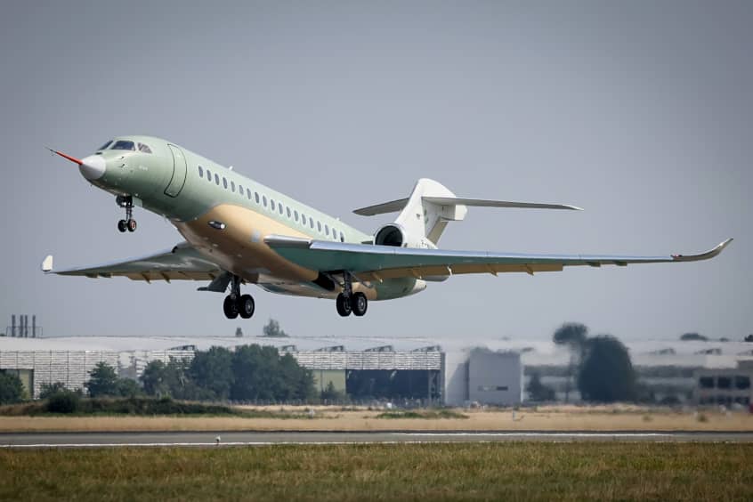 The green aircraft climbed to 40,000 ft.
