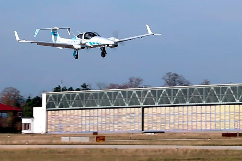 TUM's research aircraft lands fully automatically without ground-based systems.