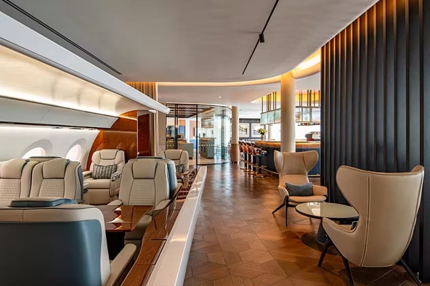 The Owners Bar & Lounge, situated in the centre of the terminal with floor-to-ceiling views of the airfield, offers a bar menu including signature cocktails.