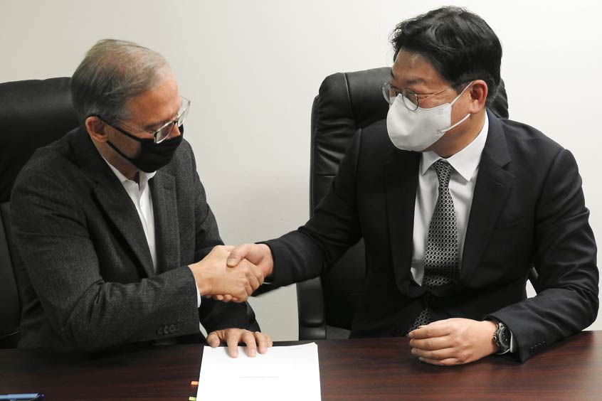 Chairman Seunghyuk Cha, Aerospace9; Chairman and CEO George Bye, Bye Aerospace. (Photo: Bye Aerospace)